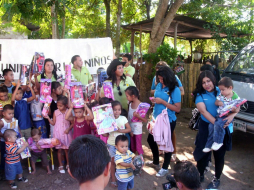 Niños de escasos recursos económicos reciben juguetes en Santa Rita