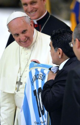 El Papa recibió a Maradona, que le regaló la 10 de 'Francisco'