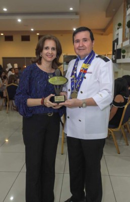 Escuela gradúa nuevos profesionales de la gastronomía