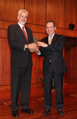 Ricardo Agurcia Fasquelle recibe premio del BCH