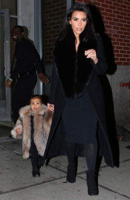 Kim Kardashian y North se van de paseo nocturno