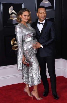 Chrissy Teigen (L) and John Legend arrive for the 60th Grammy Awards on January 28, 2018, in New York. / AFP PHOTO / ANGELA WEISS