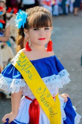 Guapos catrachitos celebran a la patria en Santa Bárbara