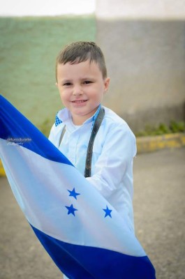 Guapos catrachitos celebran a la patria en Santa Bárbara