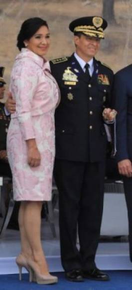 "Sauceda Guifarro asistió a la ceremonia de ascendos acompañado de su esposa Patricia Estrada Pacheco. Ambos están siendo acusados por el supuesto delito de lavado de activos."
