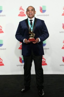 Premios Latin Grammy comienzan con un saludo a la caravana de inmigrantes