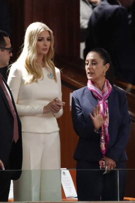 CMX01. CIUDAD DE MÉXICO (MÉXICO), 01/12/2018.- Ivanka Trump (i), hija y asesora del presidente estadounidense Donald Trump, conversa con la electa jefe de Gobierno de Ciudad de México, Claudia Sheinbaum (d), durante la sesión del Congreso para la investidura de Andrés Manuel López Obrador hoy, en Ciudad de México (México). Diputados y senadores abrieron hoy la sesión del Congreso de la Unión en la que Obrador será investido como presidente de México, en un acto en el que el líder izquierdista dará un mensaje a la nación. La toma de posesión de López Obrador coincide con la cumbre del G20 en Buenos Aires, por lo que el presidente Trump no estará presente en la ceremonia. En su lugar, acudirán el vicepresidente Mike Pence, así como su hija Ivanka y la secretaria de Seguridad Nacional, Kirstjen Nielsen, entre otros. EFE/Jose Méndez