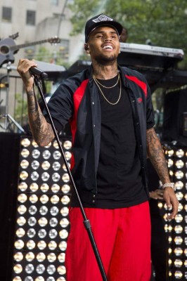 Postergan juicio al rapero Chris Brown