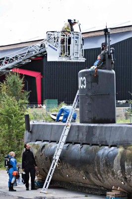 Police technicians are investigating the rescued private owned submarine UC3 Nautilus on August 13, 2017 in Copenhagen Habor. The Swedish journalist Kim Wall who was on board the submarine is still missing. / AFP PHOTO / Scanpix Denmark AND Scanpix / Jens Noergaard Larsen / Denmark OUT