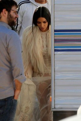 Kim Kardashian aparece en vestido transparente