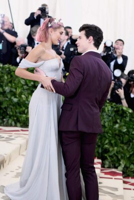 NEW YORK, NY - MAY 07: Model Hailey Baldwin and recording artist Shawn Mendes attend the Heavenly Bodies: Fashion & The Catholic Imagination Costume Institute Gala at The Metropolitan Museum of Art on May 7, 2018 in New York City. Noam Galai/Getty Images for New York Magazine/AFP