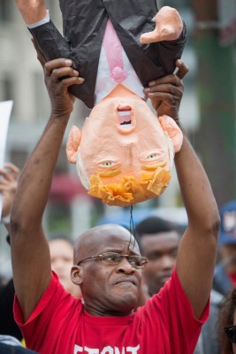 Protestan contra Trump en el Día de la Hispanidad en EUA