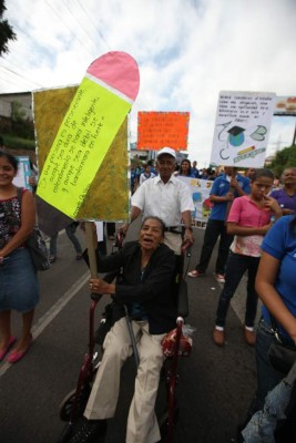 Desfilan por una Honduras alfabetizada