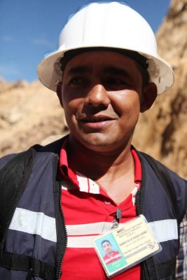 Parientes de mineros fallecidos trabajan en la mina