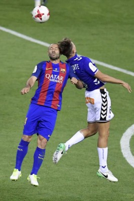 Barcelona's Argentinian defender Javier Mascherano (L) vies with Deportivo Alaves' midfielder Marcos Llorente during the Spanish Copa del Rey (King's Cup) final football match FC Barcelona vs Deportivo Alaves at the Vicente Calderon stadium in Madrid on May 27, 2017. / AFP PHOTO / JAVIER SORIANO