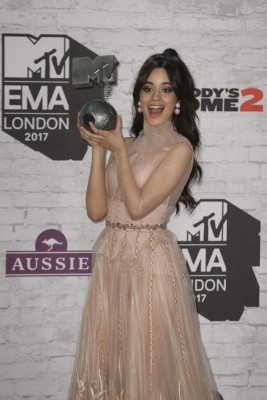 US-Cuban singer-songwriter Camila Cabello poses with the award for best pop act in the winners' area during the 2017 MTV Europe Music Awards (EMA) at Wembley Arena in London on November 12, 2017. / AFP PHOTO / Daniel LEAL-OLIVAS