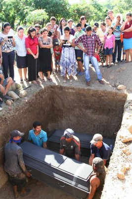 despedida. Los restos de las cinco féminas fueron sepultados en una misma fosa en el cementerio municipal de La Lima.