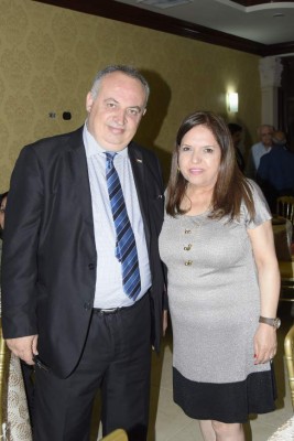 Rania y Elías Kharoufeh ofrecen cena de bienvenida