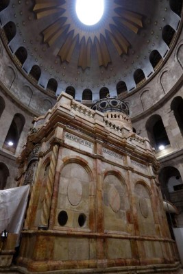 A picture taken at the Church of the Holy Sepulchre in Jerusalems old city on March 20, 2017, shows the Edicule of the Tomb of Jesus (where his body is believed to have been laid). / AFP PHOTO / Gali TIBBON