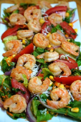 Ensalada con camarones y aderezo de perejil