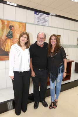 Exposición de pinturas en Ferretería Monterroso