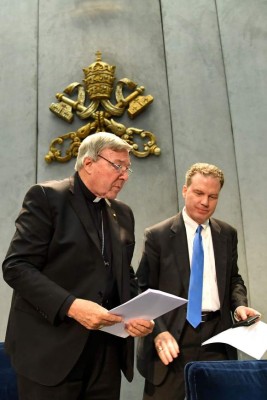 Australian Cardinal George Pell (L), flanked by Vatican press office director Greg Burke, leaves after he delivered a statement at the Holy See Press Office, Vatican city, on June 29, 2017 after being charged with historical sex offences in a case that has rocked the church. Cardinal George Pell said on June 29 that he would take leave from the Vatican to return to Australia to fight sexual assault charges after being given strong backing from Pope Francis, who has not asked him to resign from his senior Church post. Pell strongly denies the allegations, details of which were not given by police. / AFP PHOTO / Alberto PIZZOLI