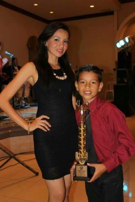 Niño de 12 años les gana en canto hasta a sus padres