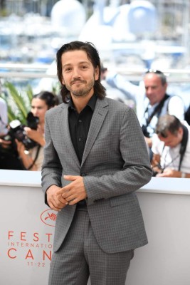 CANNES, FRANCE - MAY 21: Diego Luna attends the 'Blood Father' Photocall at the annual 69th Cannes Film Festival at Palais des Festivals on May 21, 2016 in Cannes, France. (Photo by Venturelli/WireImage)