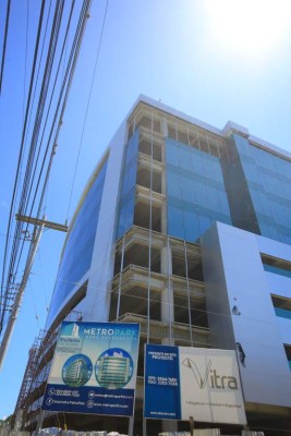 MetroPark, una torre de ocho niveles. Cuatro de oficinas y cuatro de estacionamientos. Está en el barrio Los Andes.