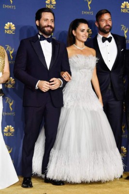 LOS ANGELES, CA - SEPTEMBER 17: (L-R) Outstanding Limited Series winners Edgar Ramirez, Penelope Cruz, and Ricky Martin pose in the press room during the 70th Emmy Awards at Microsoft Theater on September 17, 2018 in Los Angeles, California. Frazer Harrison/Getty Images/AFP