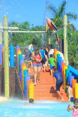Honduras: Sampedranos se refrescan en parques acuáticos y balnearios