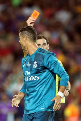 GRA426. BARCELONA, 13/08/2017.- El árbitro Ricardo de Burgos expulsa al delantero portugués del Real Madrid Cristiano Ronaldo durante el partido de ida de la Supercopa de España disputado en el Camp Nou de Barcelona. EFE/Toni Albir