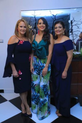 elegancia. Vivian Chahín, María Yuja y Marbella Bendeck.