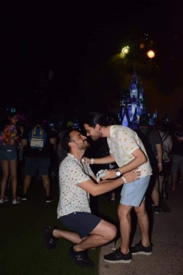 Comunicador hondureño Carlos Mendoza pide matrimonio a su novio en Disney