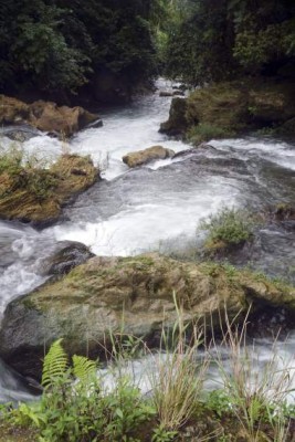 Parte de las aguas del balneario San Juan del Río en el barrio Subirana de la aldea Río Lindo.