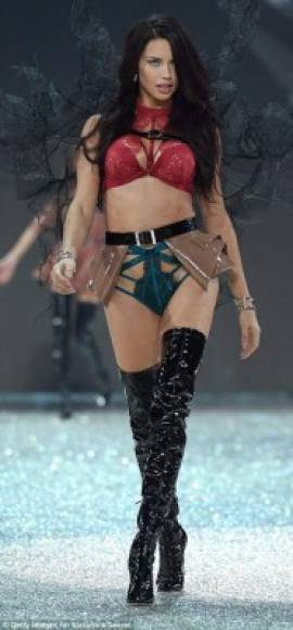 Adriana Lima en el desfile de Victoria's Secret.