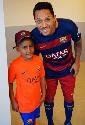 Niño hondureño cumple sueño de conocer a Messi y sus compañeros del Barça