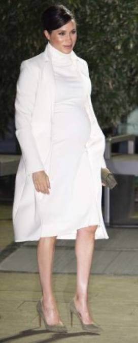 Meghan, de 37 años, se presentó en un vestido con cuello de tortuga de Calvin Klein y un abrigo a juego de Amanda Wakeley.<br/>