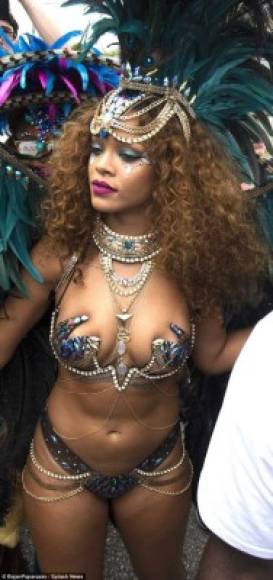 Rihanna lució plumas de pavo real.