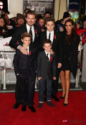 David Beckham y sus hijos se 'bañan' en oro    