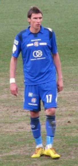 Mandzukić jugando cuando jugaba en Dinamo Zagreb en 2010. Después de este equio saltó al Wolfsburgo.