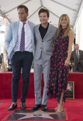 (L-R) Actors Will Arnett, Jason Bateman and Jennifer Aniston attend Jason Bateman's star unveiling ceremony on the Hollywood Walk of Fame, July 26, 2017 in Hollywood, California. / AFP PHOTO / VALERIE MACON