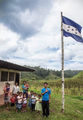 Aurelio Martínez, el tolupán que da clases en el rincón de una iglesia