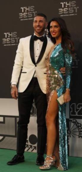 Pilar y Sergio Ramos llamaron la atención en la alfombra verde de los premios The Best. Ella lució un vestido en lentejuelas donde dejaba ver su pierna.