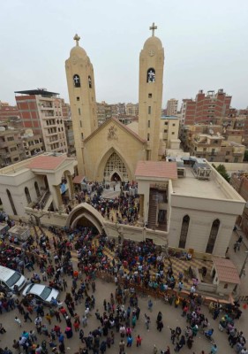 A general view shows people gathering outside the Mar Girgis Coptic Church in the Nile Delta City of Tanta, 120 kilometres (75 miles) north of Cairo, after a bomb blast struck worshippers gathering to celebrate Palm Sunday on April 9, 2017. / AFP PHOTO / KHALED DESOUKI