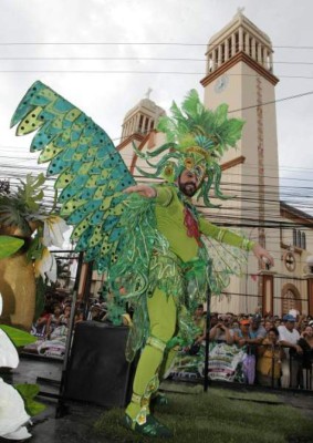 Eduardo Zablah se roba el show como Poseidón en La Ceiba