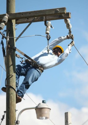 Cuadrillas de la Enee trabajan en postes de luz.