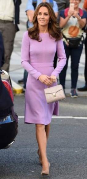 Kate Middleton se mostró impecable después que se convirtiera en noticia por las críticas de la actriz Keira Knightley, sin embargo, su look desató furor y es que la duquesa usó un vestido que ya había lucido hace más de un año.