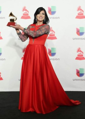 Premios Latin Grammy comienzan con un saludo a la caravana de inmigrantes
