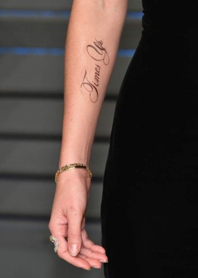 Emma Watson luce tatuaje con orgullo